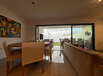 Casa · 110m² · 5 Ambientes · 1 Cochera · Dúplex en Solares de Manantiales, 3 Dorm y Escritorio. Hermoso!