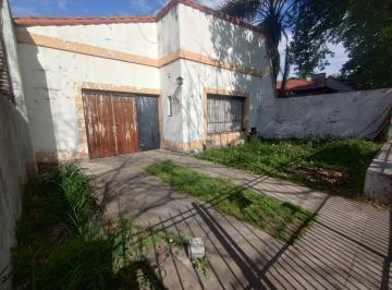 CASA ESTILO ANTIGUA A RECICLAR CON EXCELENTE LOTE
PROPIEDAD CONSTRUIDA SOBRE L · Casa a Reciclar en Venta en Excelente Ubicacion en Adrogue