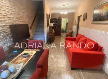 Casa de 4 ambientes, Monte Castro · Interesante Casa de 4 Ambientes Patio Al Frente y Espacio Guardacoche