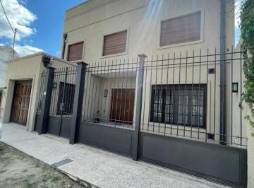 Casa · 130m² · 2 Ambientes · 1 Cochera · Casa Racionalista en Venta Ituzaingo Excelente Estado