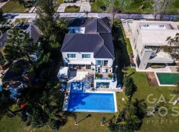 Casa · 350m² · 8 Ambientes · 2 Cocheras · Excelente Propiedad en Saint Thomas Este con Fondo Al Golf.