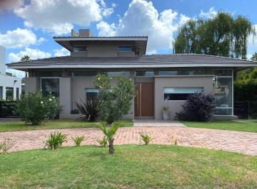 Casa · 245m² · 5 Ambientes · Venta Casa 3 Dorm. - San Marino - Funes.