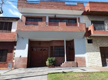 Casa · 220m² · 6 Ambientes · Chalet en Venta de 6 Ambientes con Jardín, Piscina y Cochera