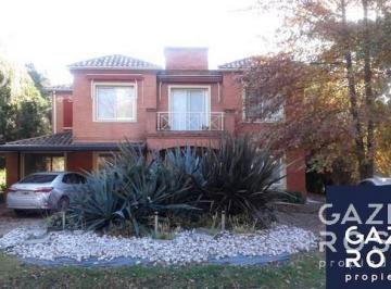 Casa · 830m² · 5 Ambientes · Hermosa Propiedad en Venta en Saint Thomas Norte, Canning