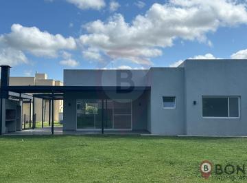 Casa · 140m² · 4 Ambientes · 2 Cocheras · Casa en Venta en Santo Domingo