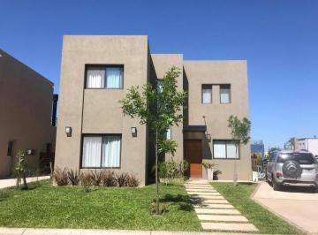 Casa · 450m² · 5 Ambientes · 2 Cocheras · Casa en Venta en Vila Marina 1