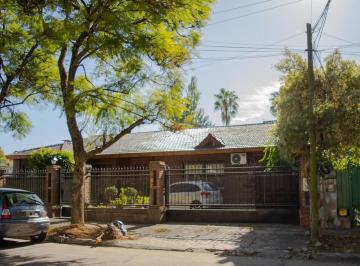 Casa · 274m² · 5 Ambientes · 3 Cocheras · Casa de 5 Ambientes con Cochera en Venta en Martinez
