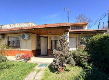 Casa · 140m² · 5 Ambientes · 1 Cochera · Casa 5 Ambientes en Venta con Cochera y Jardin