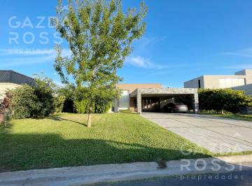 Casa · 160m² · 5 Ambientes · 2 Cocheras · Venta de Casa con Pileta en Santa Juana