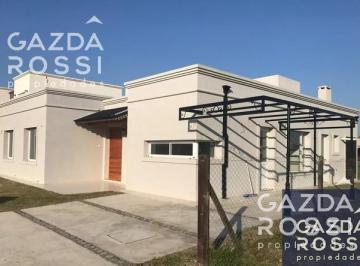 Casa · 700m² · 4 Ambientes · 2 Cocheras · Propiedad de Buenas Dimensiones, Estilo Moderno, en Barrio Privado Santa Juana.