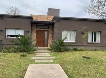 Casa de 5 ambientes, Pilar · Espaciosa Casa de 3 Dorm. Amplio Living con Hogar