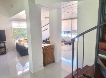 living , escalera a suite p.alta · Casa Venta Campo Chico Country Club Pilar
