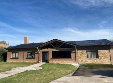 Casa · 200m² · 5 Ambientes · 3 Cocheras · Casa en Barrio Cerrado en San Rafael