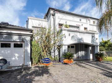 Casa · 372m² · 7 Ambientes · 2 Cocheras · Casa en Venta y Alquiler en Campos de Alvarez