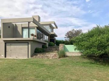 Casa · 330m² · 8 Ambientes · 2 Cocheras · 3 Dorm. - 1600 m² de Terreno - Recibe Menor