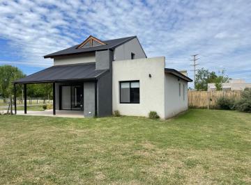 Casa · 120m² · 4 Ambientes · 1 Cochera · Venta con Renta. Increíble Oportunidad! Casa a La Venta en Los Arces