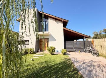 Casa · 120m² · 4 Ambientes · 1 Cochera · Increíble Oportunidad! Casa a La Venta en Los Arces