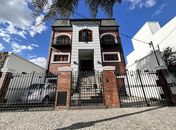 Casa en venta en Villa Luzuriaga · 8 ambientes