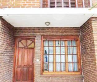 Casa · 80m² · 4 Ambientes · 1 Cochera · - Triplex 4amb Al Frente con Cochera y Patio.