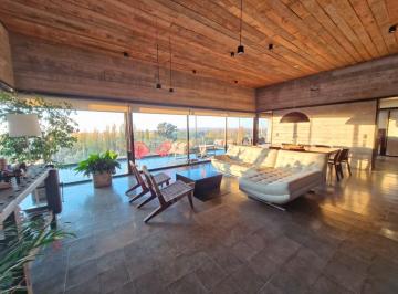 Casa · 230m² · 7 Ambientes · 2 Cocheras · Casa en Venta en B° Cerro Alto, Chacras de Coria