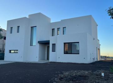 Casa · 202m² · 5 Ambientes · Casa en Riberas, en Venta, Lote Interno. Puertos del Lago.