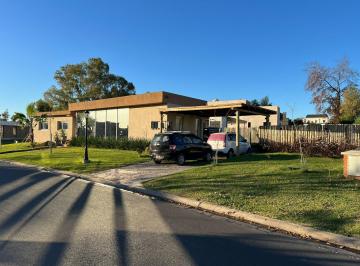 Casa · 160m² · 4 Ambientes · 2 Cocheras · Casa en Santa Elena - Pilar del Este