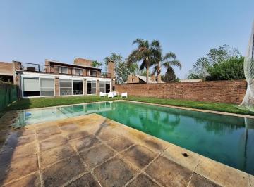 Casa · 204m² · 5 Ambientes · 1 Cochera · Venta/permuta - Casa - 3 Dorm. con Pileta - Roldan