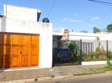 Casa · 120m² · 4 Ambientes · 2 Cocheras · Casa con Jardin y Parrilla. Gran Posibilidad de Ampliación. Apta Crédito