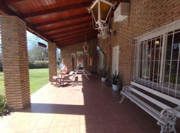 Casa · 216m² · 5 Ambientes · 5 Cocheras · Venta / Permuta - Casa - 2 Dorm. - Cochera y Pileta - Zona 9, Funes