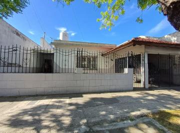 Casa · 160m² · 4 Ambientes · 1 Cochera · Casa Chalet en Venta en Remedios de Escalada, Lanús, G. B. a. Zona Sur