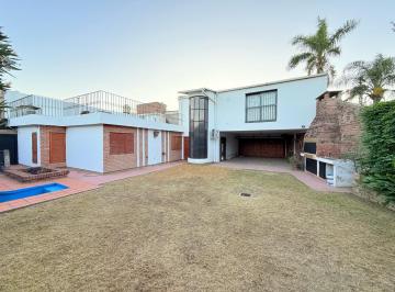 Casa · 220m² · 4 Ambientes · 2 Cocheras · Casa en Venta Residencial Velez Sarfield - 4 Dorm. - Pileta - Escritura - Gran Terreno!