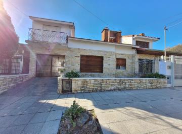 Casa · 233m² · 4 Ambientes · 2 Cocheras · Casa en Venta Campana