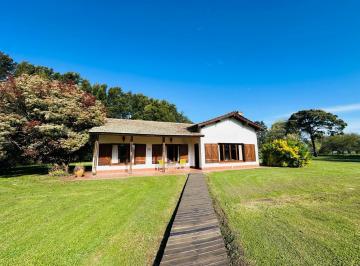 Quinta vacacional · 200m² · 5 Ambientes · 2 Cocheras · Quinta en Venta