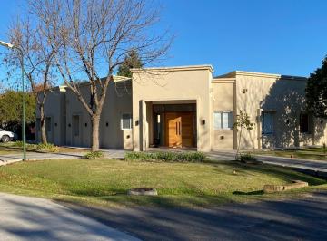 Casa · 230m² · 4 Ambientes · 2 Cocheras · Casa en Venta en Barrio Cerrado Santa Ana Moreno