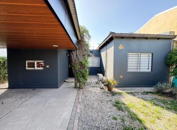 Casa · 128m² · 4 Ambientes · 1 Cochera · Casa en Venta 2 Dorm. con Pileta Funes