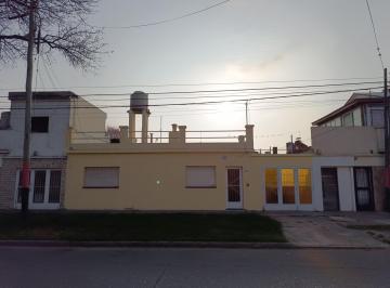 Casa · 63m² · 4 Ambientes · 1 Cochera · Casa en Venta Rosario 2 Dorm. - España y Hospitales