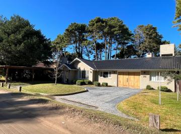 Casa · 750m² · 5 Ambientes · 1 Cochera · Casa Moderna en Venta Pileta Climatizada Gas Natural 3 Habitaciones Pinamar Zona Golf Financiacion