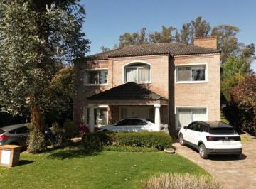 Casa · 225m² · 5 Dormitorios · 2 Cocheras · Casa en Venta 5 Dorm. B° Las Praderas, Luján