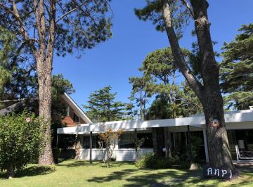 Casa · 2000m² · 5 Ambientes · 1 Cochera · Playa Mansa