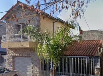 Casa de 4 ambientes, Lanús · Excelente Chalet con Garage y Fondo Libre