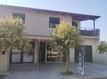 Casa · 145m² · 3 Ambientes · 2 Cocheras · "Vendo Amplia Casa con Dos Locales"
