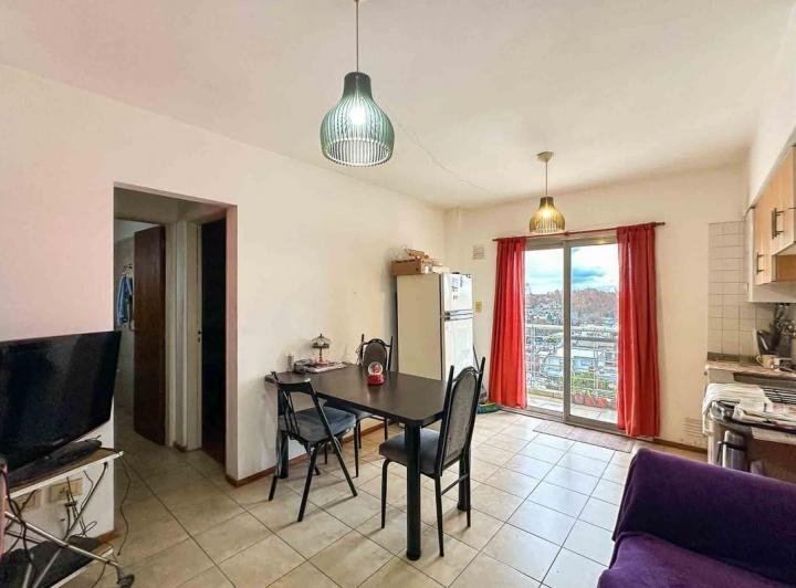 Departamento de 1 Dormitorio. con Cocina Integrada y Balcón Corrido Al Frente.