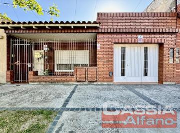 PH · 90m² · 2 Ambientes · 1 Cochera · Casa en PH Al Frente Ingreso Indep. con Garage, Patio Libre, Impecable!