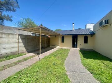 Casa · 130m² · 4 Ambientes · 1 Cochera · Latorre Prop. Vende Chalet 4 Amb + Local Comercial