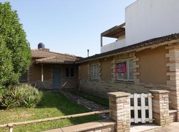 Casa de 4 ambientes, Santa Clara del Mar · Chalet en Plena Av Acapulco de Santa Clara del Mar