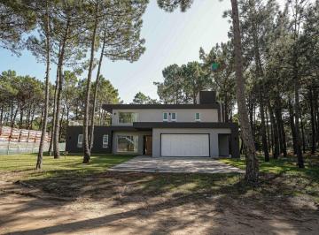 Casa · 300m² · 6 Ambientes · 1 Cochera · Casa en La Isla del Golf