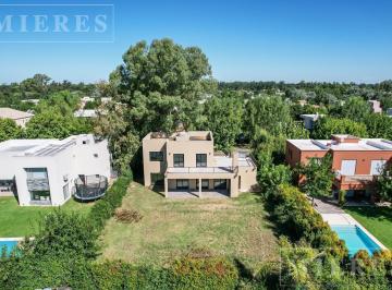 Casa · 182m² · 6 Ambientes · Casa en Venta Sobre Lote Interno en Haras Santa María Barrio Eucaliptos