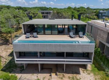 Casa · 650m² · 8 Ambientes · 2 Cocheras · Alquiler - Maritimo I \1ra Linea Al Mar \ Costa Esmeralda