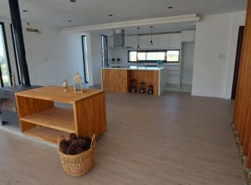 Casa · 145m² · 2 Ambientes · 2 Cocheras · Casa en Venta en Barrio Magallanes