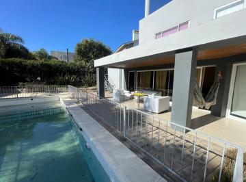 Casa · 500m² · 3 Dormitorios · 3 Cocheras · Casa a La Venta en Country Barrancas
